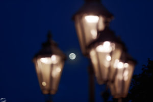Laternen mit dem Mond im Hintergrund
