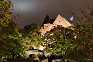 Bild der Stirnseite der Burg bei Nacht