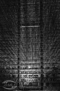 Panorama im Inneren einer Stahlkonstruktion bei Nacht