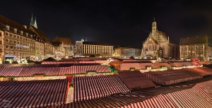 Blick über den geöffneten Christkindlesmarkt Richtung Rathaus