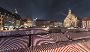 Blick über den geschlossenen Christkindlesmarkt Richtung Rathaus