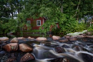 Ein Haus an einem Fluss