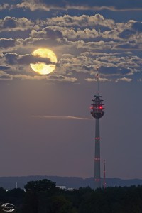 Bild vom Nürnberger Fernsehturm mit dem vollen Mond links oberhalb leicht von Wolken verdeckt