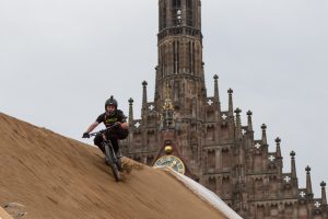 Ein Fahrer beim Red Bull District Ride