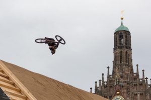 Ein Fahrer beim Red Bull District Ride