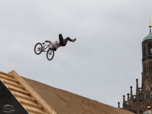 Ein Fahrer beim Red Bull District Ride