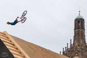 Ein Fahrer beim Red Bull District Ride