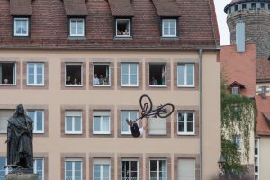 Ein Fahrer beim Red Bull District Ride