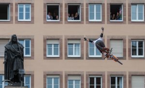 Ein Fahrer beim Red Bull District Ride