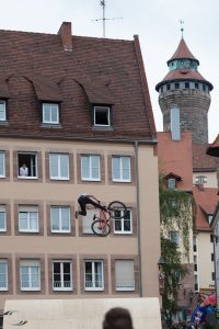 Ein Fahrer beim Red Bull District Ride