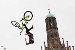 Ein Fahrer beim Red Bull District Ride