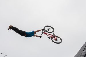 Ein Fahrer beim Red Bull District Ride