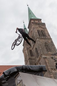 Ein Fahrer beim Red Bull District Ride