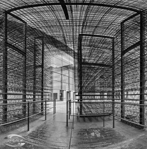 Panorama im Inneren einer Stahlkonstruktion in schwarz-weiß