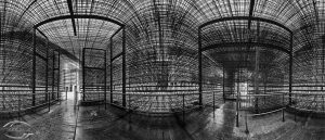 Panorama im Inneren einer Stahlkonstruktion in schwarz-weiß